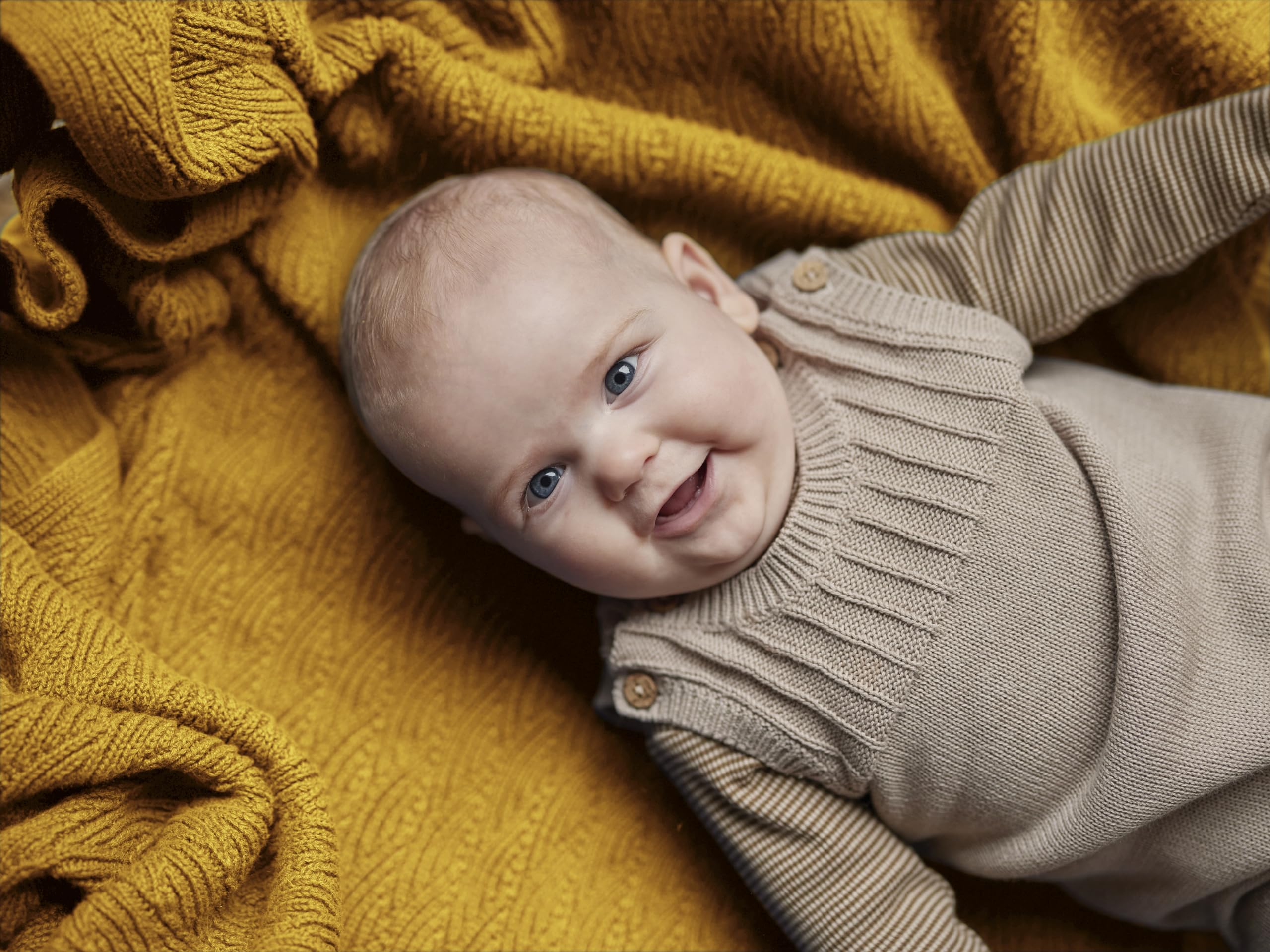 Huxie Waves-Yellow blanket in stroller use for on-the-go comfort.