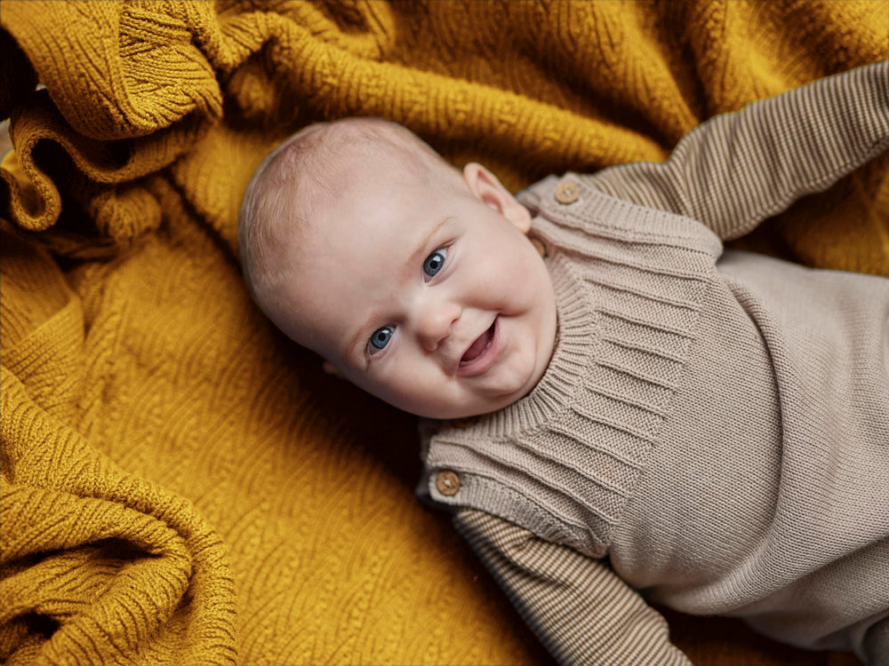 Huxie Waves-Yellow blanket in stroller use for on-the-go comfort.