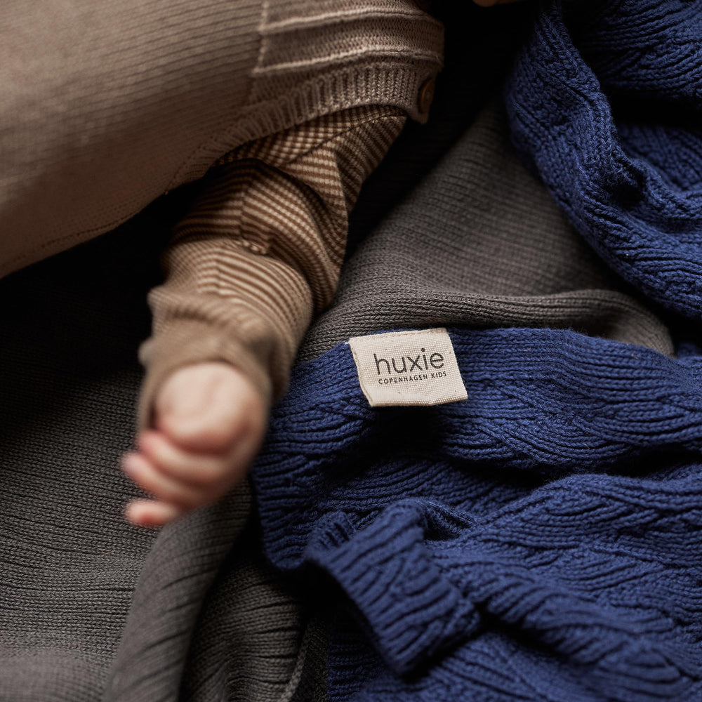 Huxie cozy knit, breathable fabric for all-season use.
