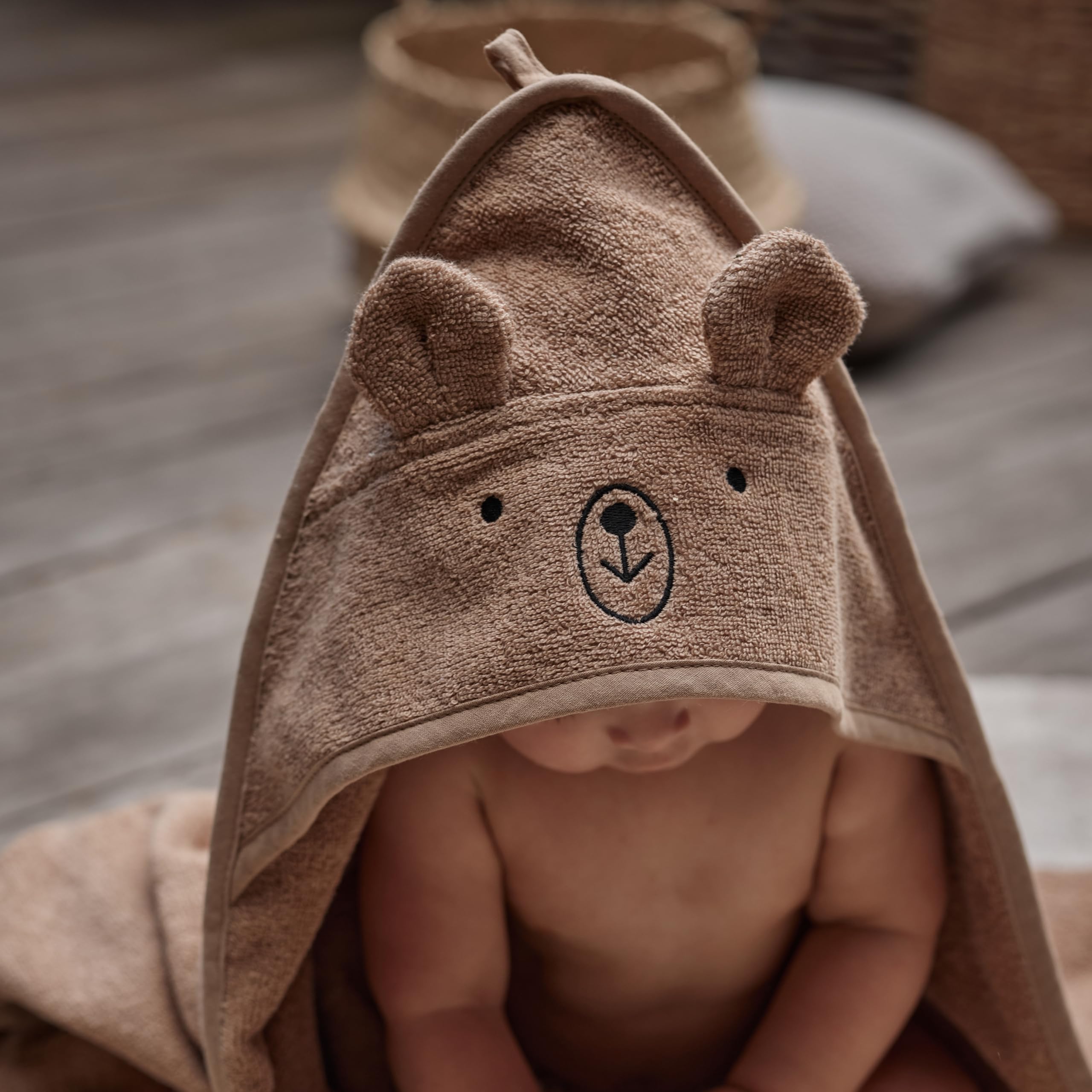 Huxie organic cotton bath towel with gentle, absorbent fibers.