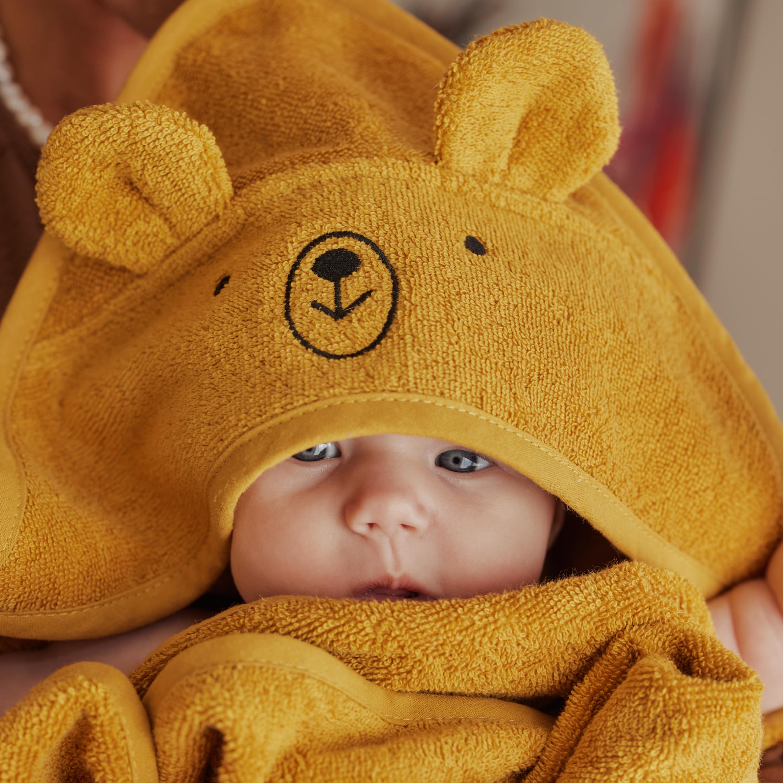 Huxie organic cotton towel with soft touch, ideal for newborn skin.
