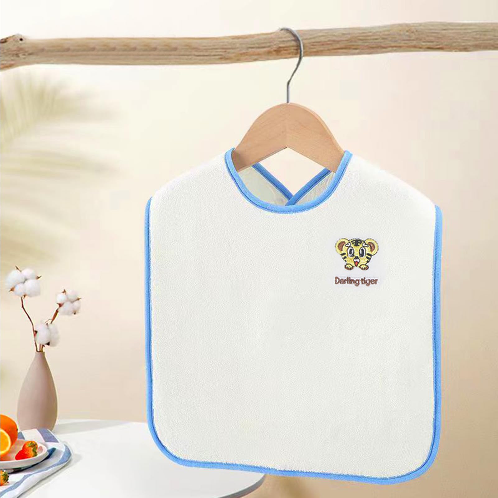 Hwieccogts large toddler bib fits ages 1–6 years.