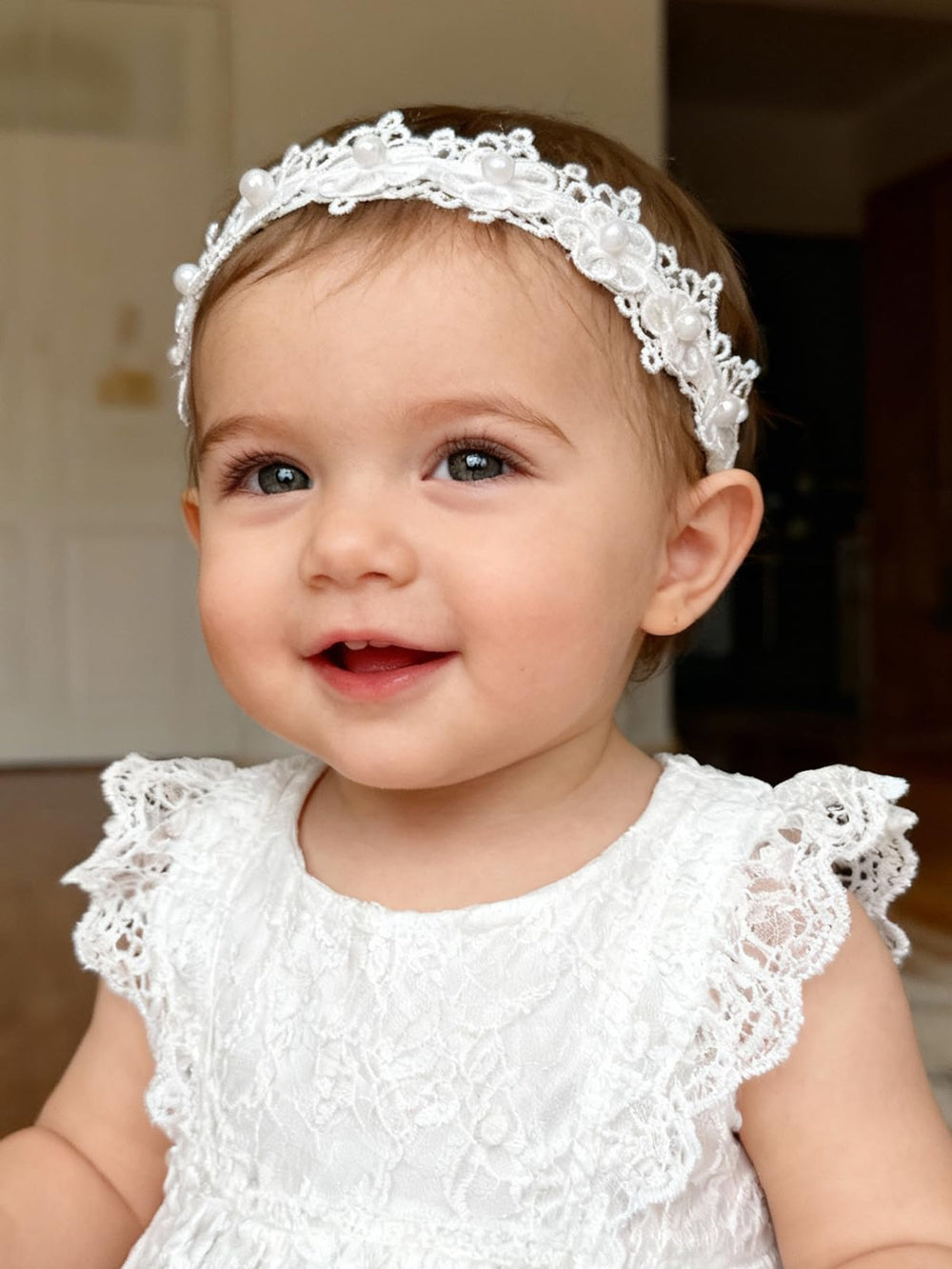 ICKEYOU baby hairband in white lace bow, ideal for newborn photos.