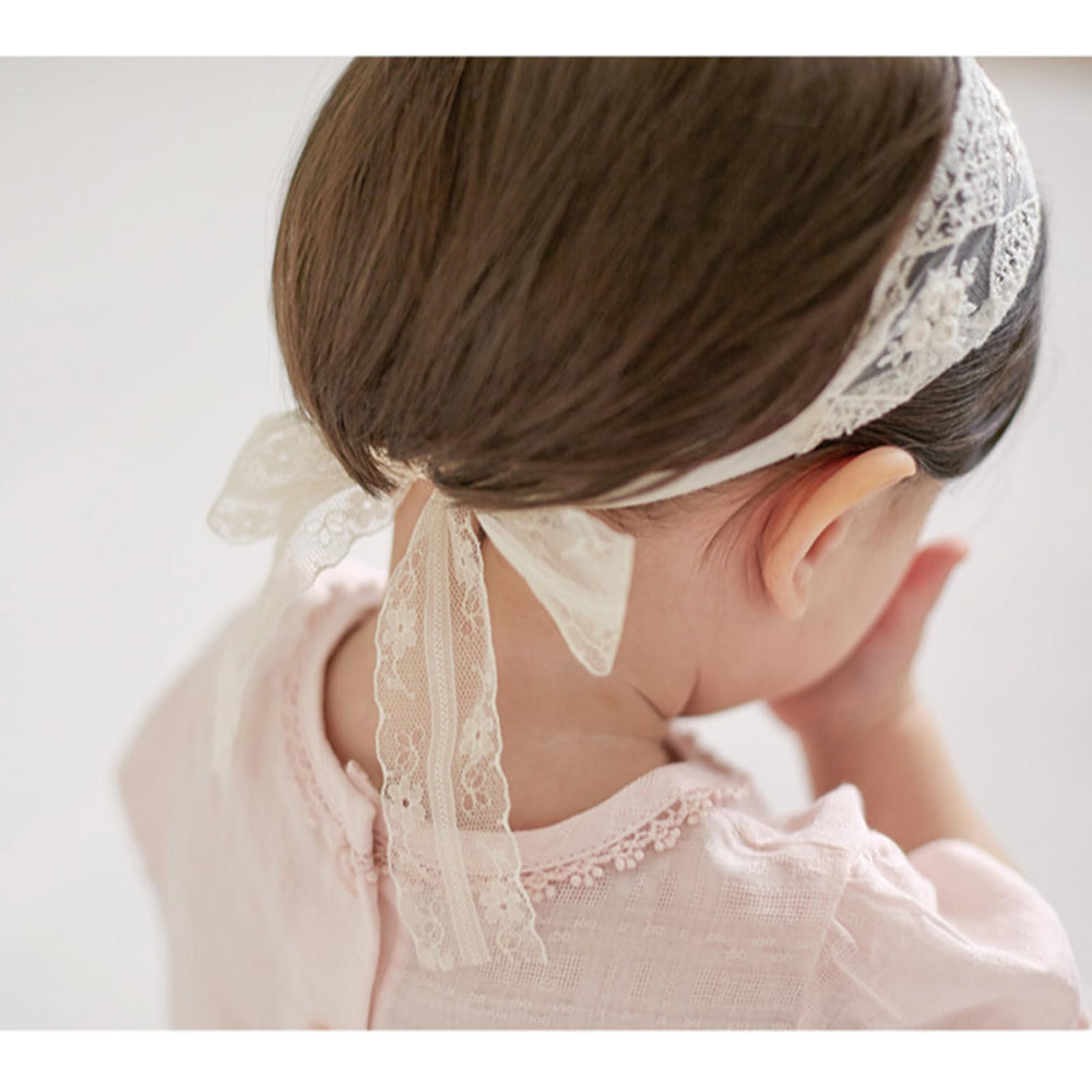 ICKEYOU photography-friendly lace headband adds an elegant touch to shoots.