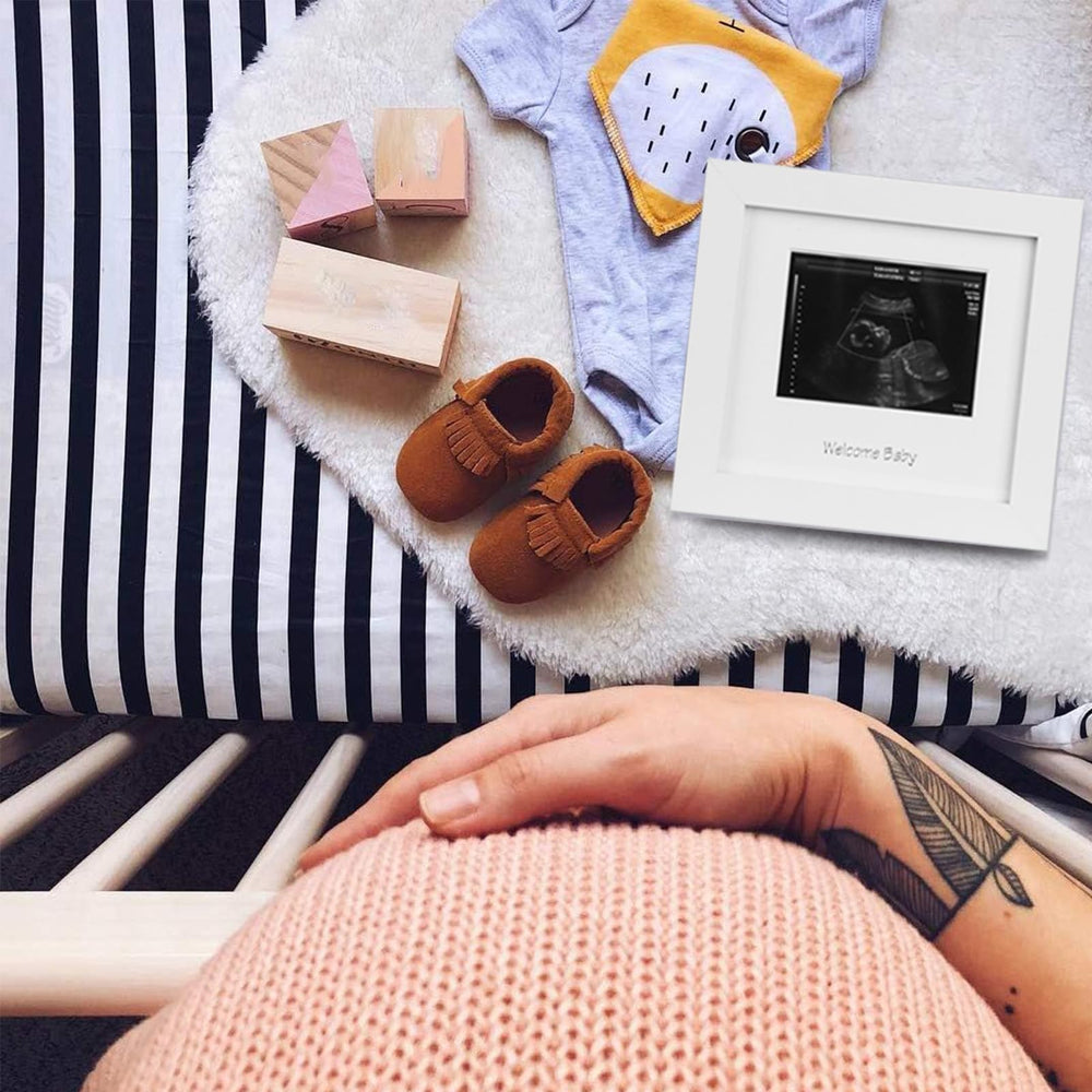 IHEIPYE pine wood frame preserves the first ultrasound in a stylish keepsake.