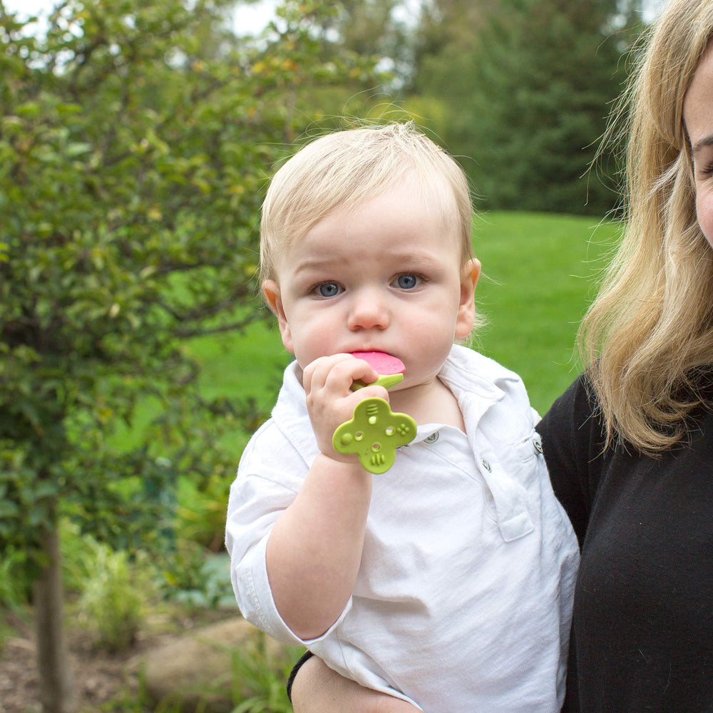 Lightweight design supports hand eye coordination and self-feeding exploration.