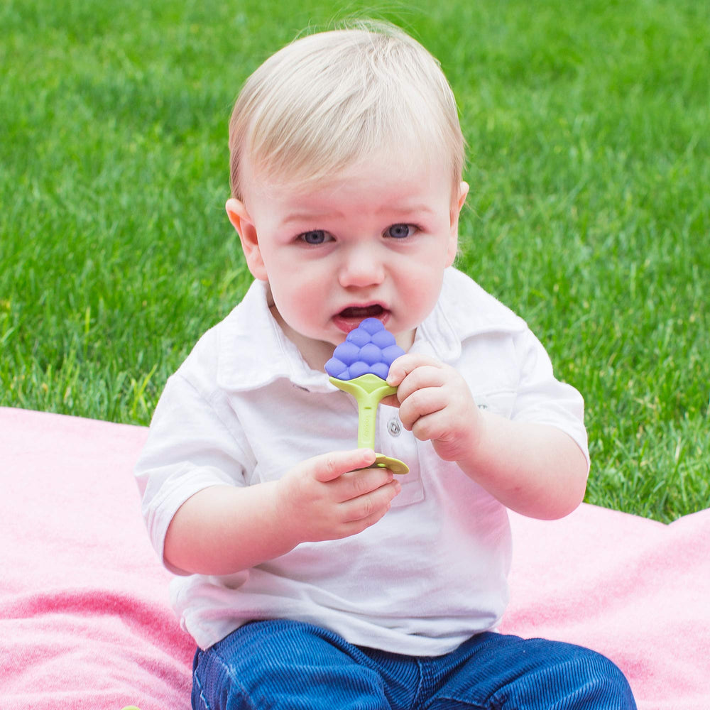 Dishwasher- and freezer-safe Innobaby teether simplifies cleaning.