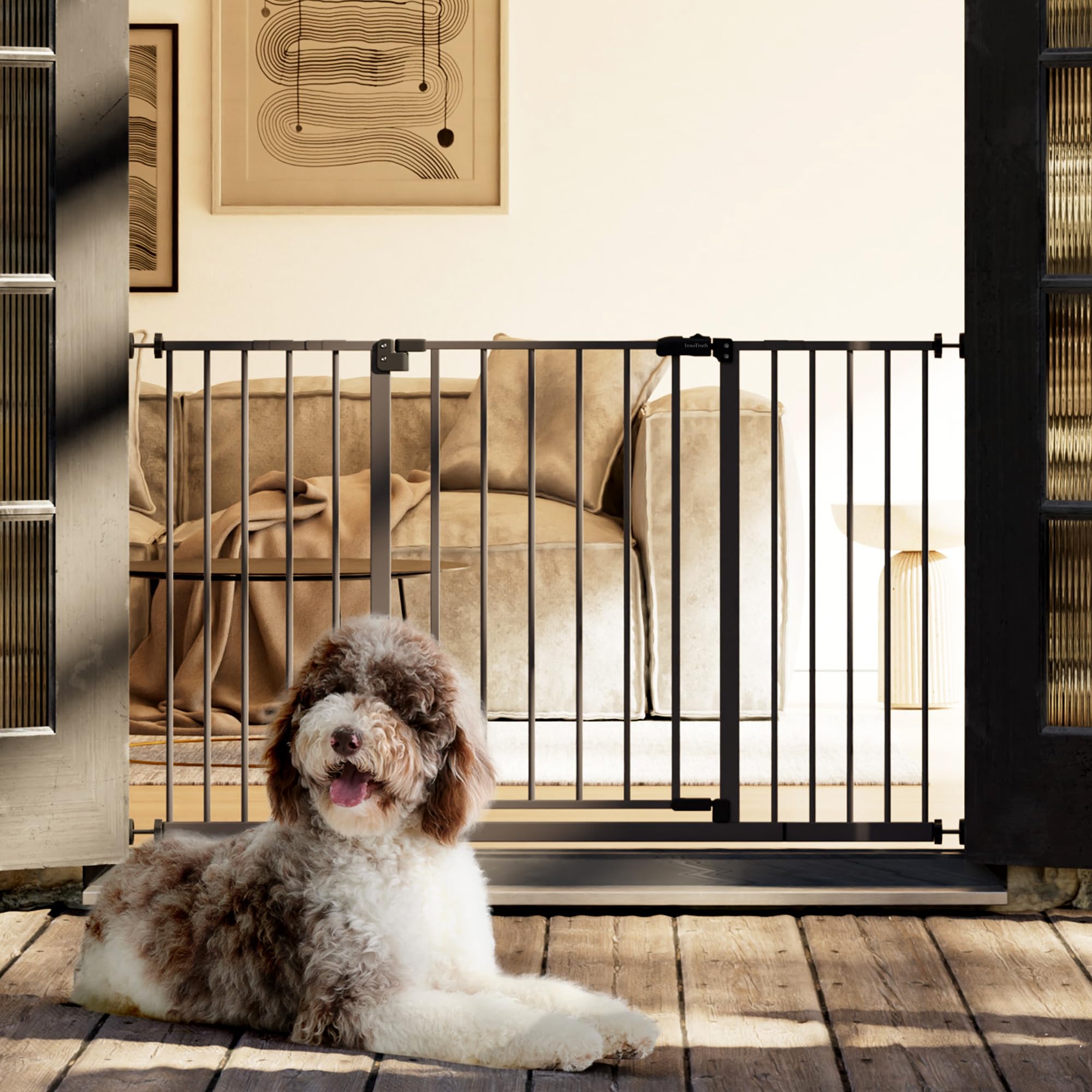InnoTruth two-way-swing-gate allows convenient passage from both sides.
