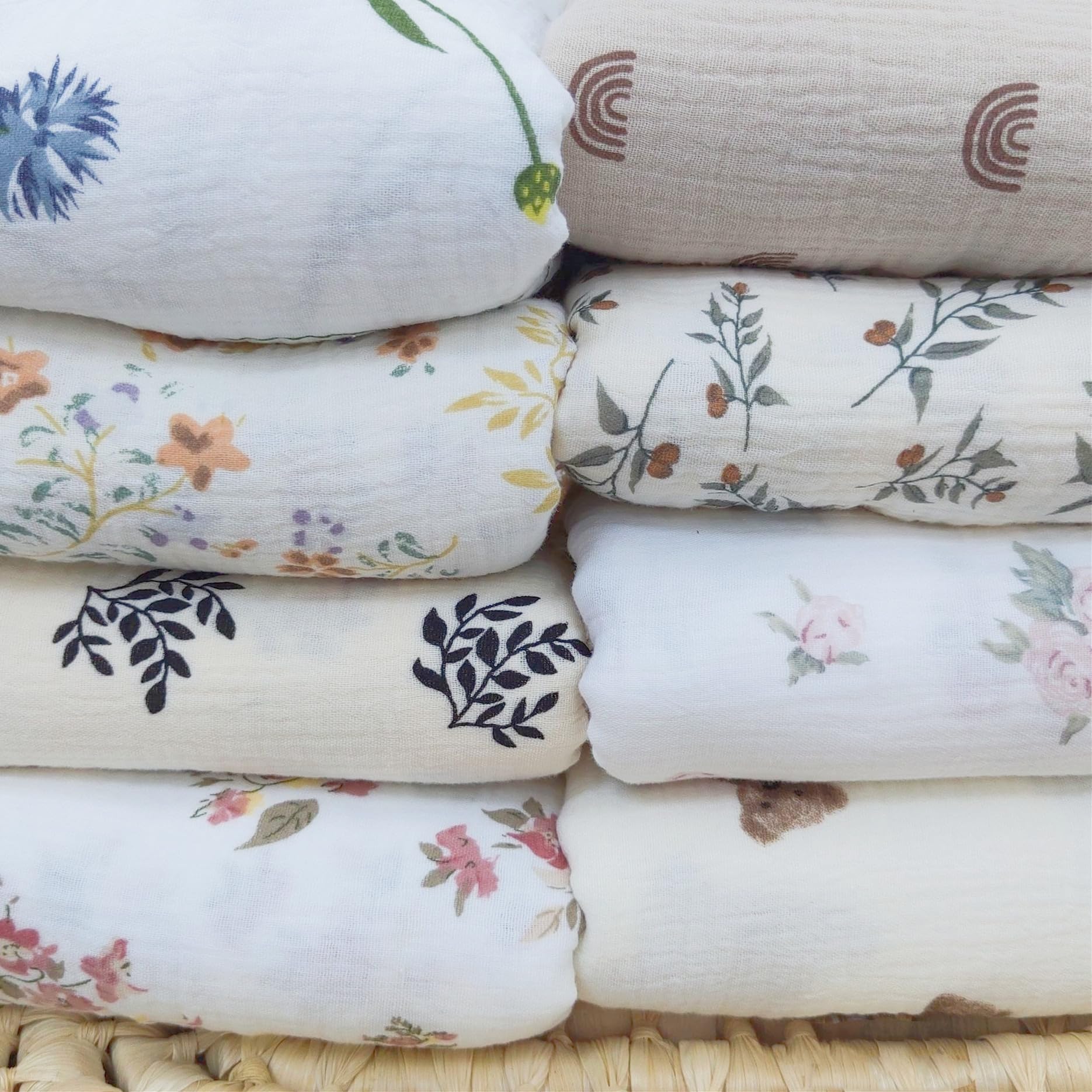 Insular floral muslin baby blanket ideal for cozy swaddling and cuddles
