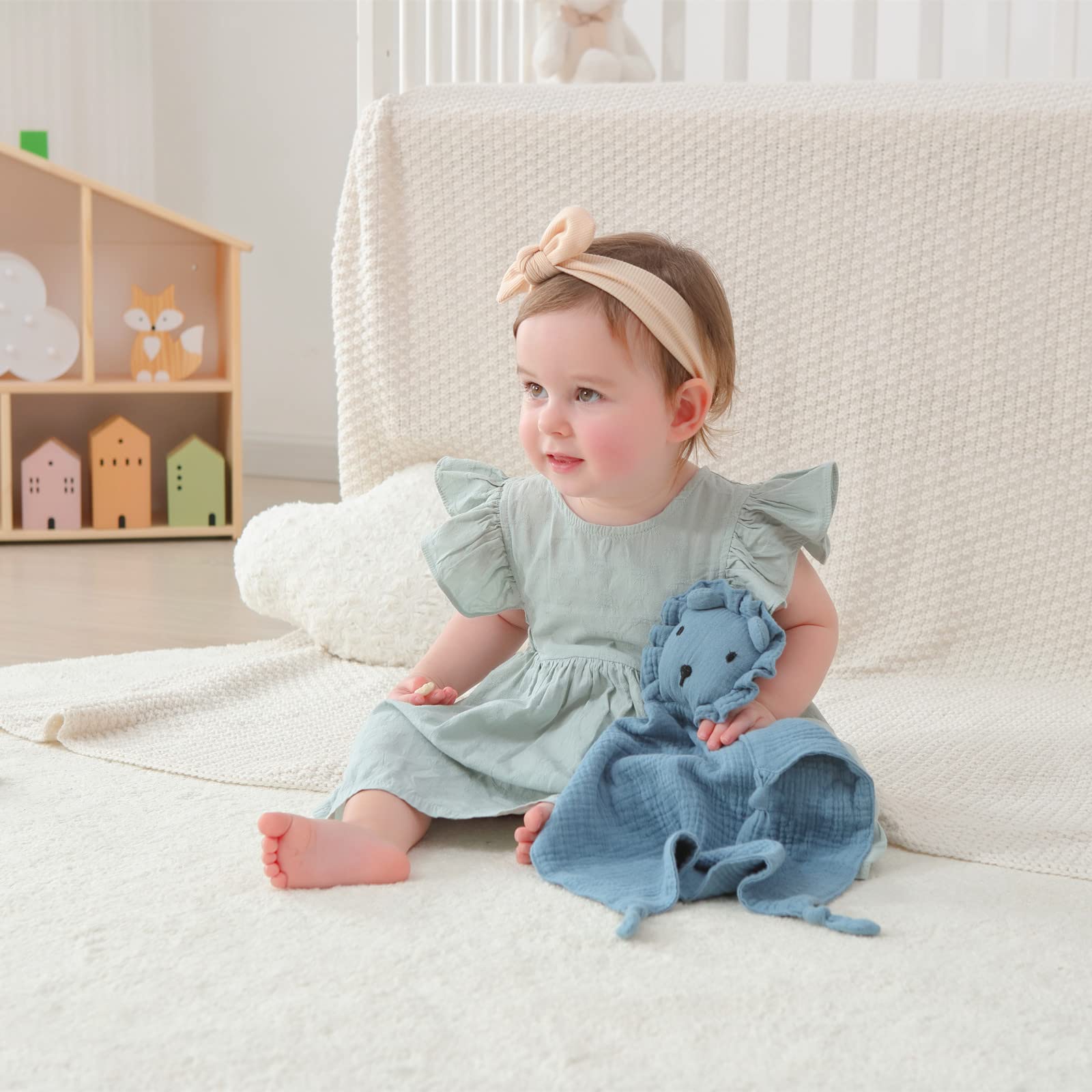 Insular Lovey Lion-design blanket helps soothe babies during car rides.