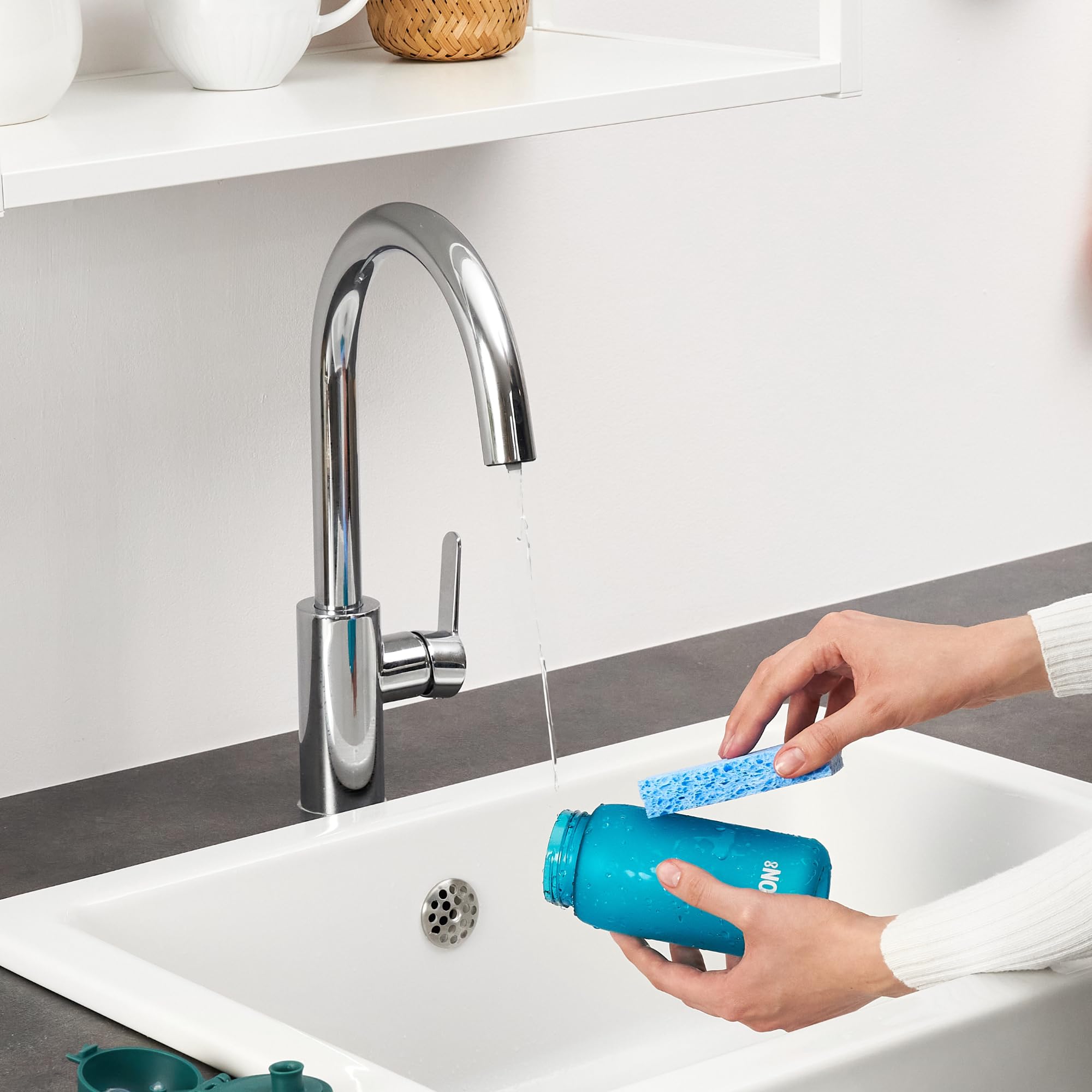 Ion8 Aqua Blue bottle in carbon-neutral material supports eco-conscious hydration.
