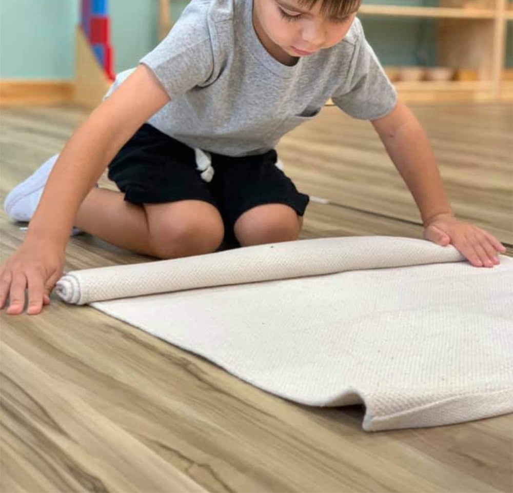 JE JOUE Montessori working rug beige roll-up deployment demonstrates easy storage and quick setup