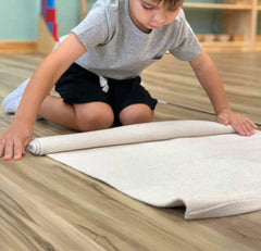 JE JOUE Montessori working rug beige roll-up deployment demonstrates easy storage and quick setup