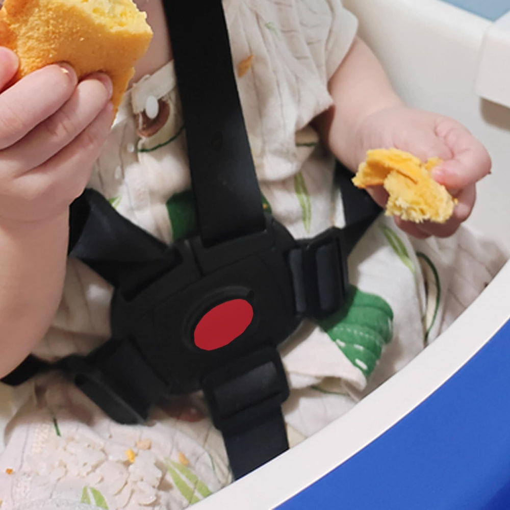 jeeone easy-fastening mechanism on high chair straps in action