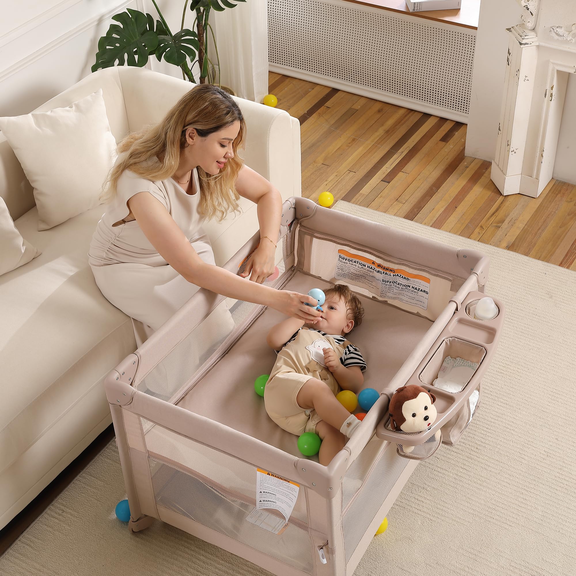 Jekeu deluxe parent organizer helps store small essentials at hand.