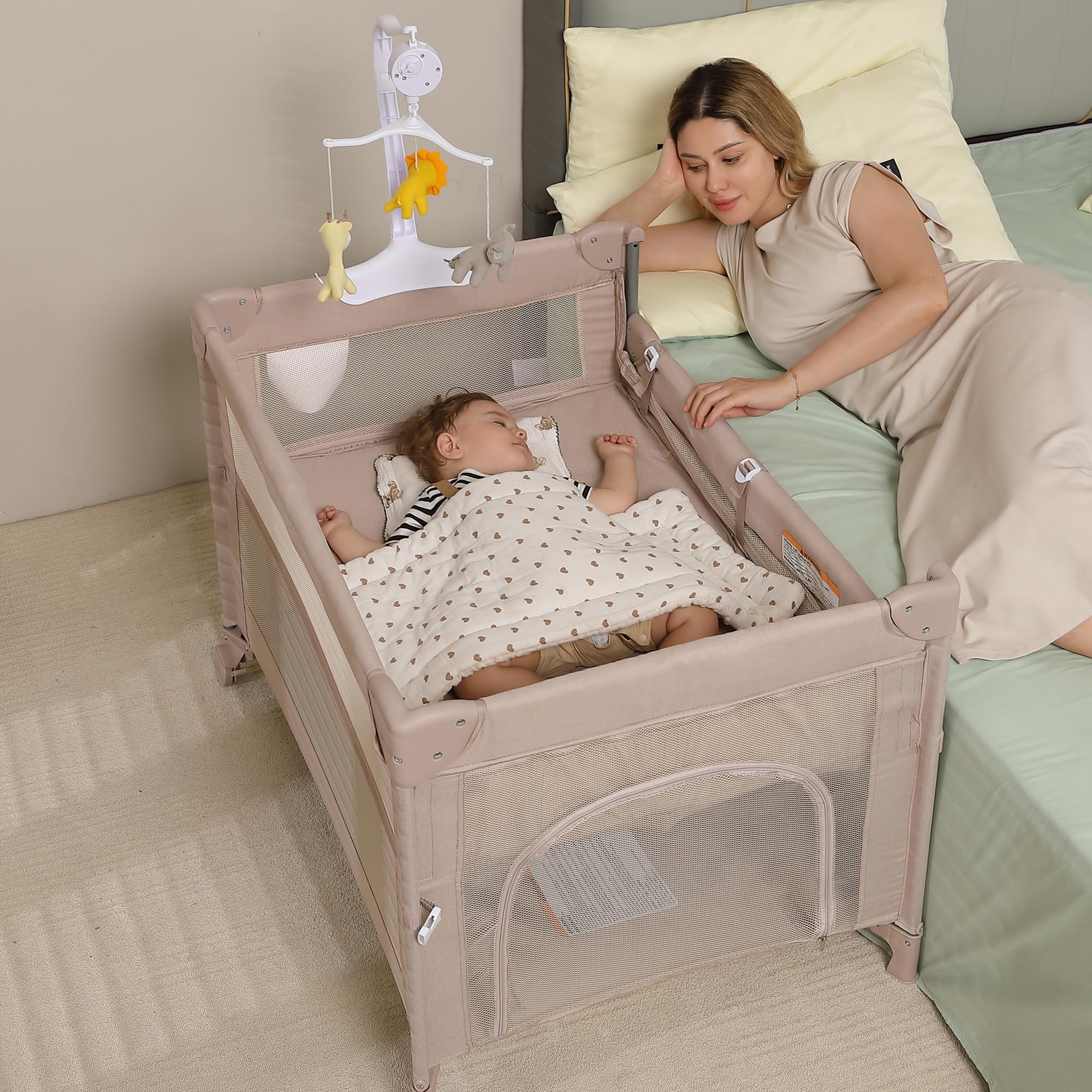 Jekeu ventilated mesh sides promote airflow and baby comfort.