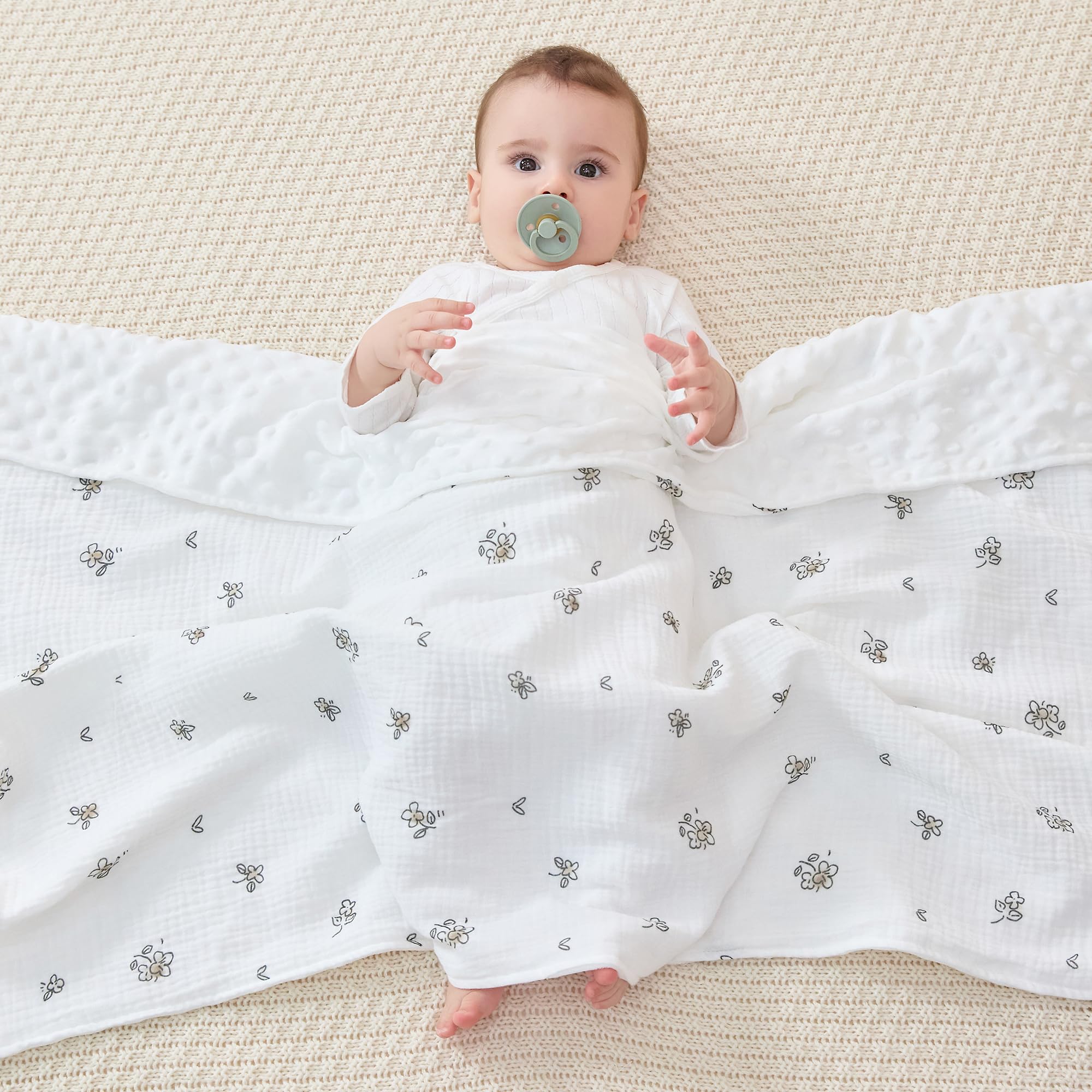 JELLYMONI plush blanket makes a thoughtful baby gift for new parents