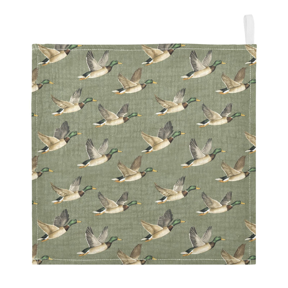 JHKKU Mallard Ducks burp cloth demonstrates versatile use for mealtime and on-the-go cleanups.