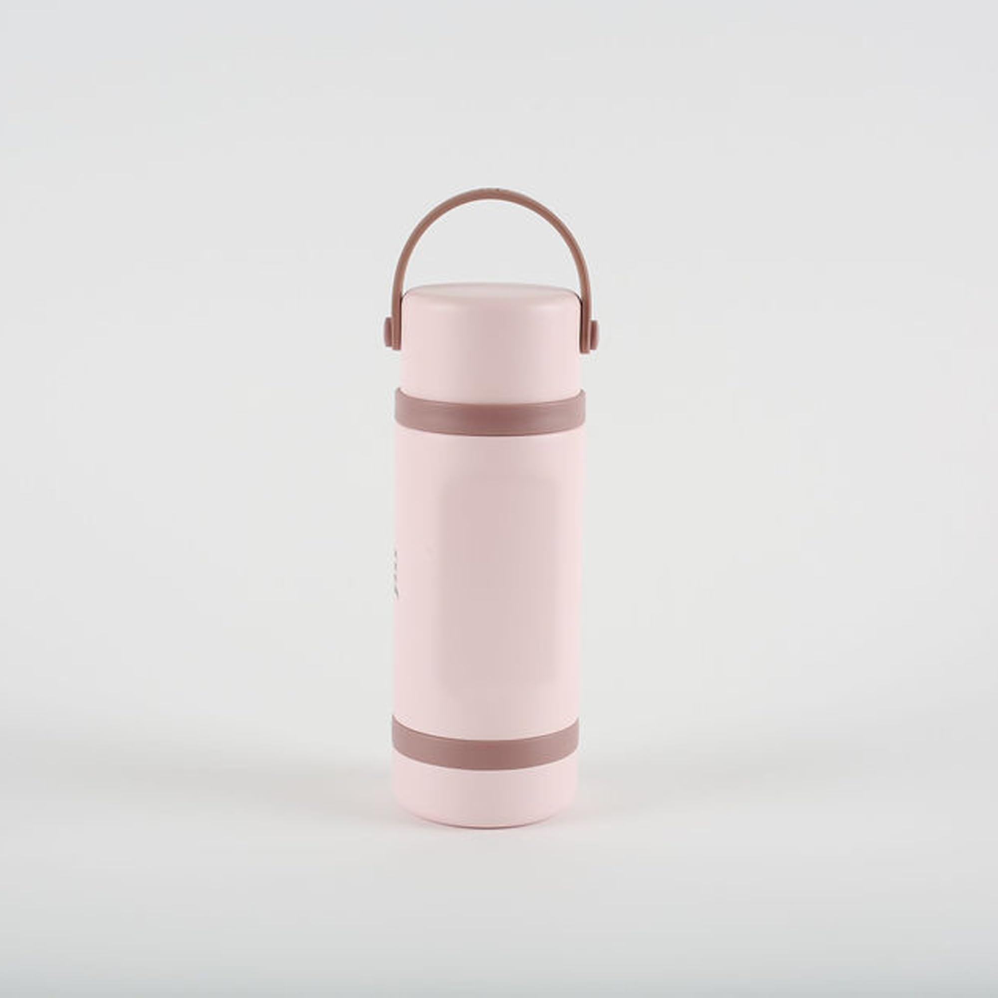 Jili ergonomic curved shape offers comfortable grip during feeding.