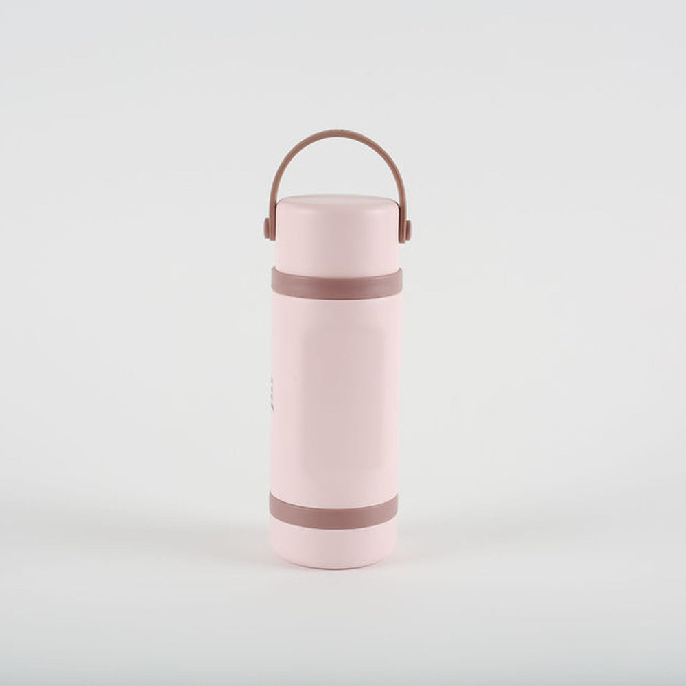 Jili ergonomic curved shape offers comfortable grip during feeding.