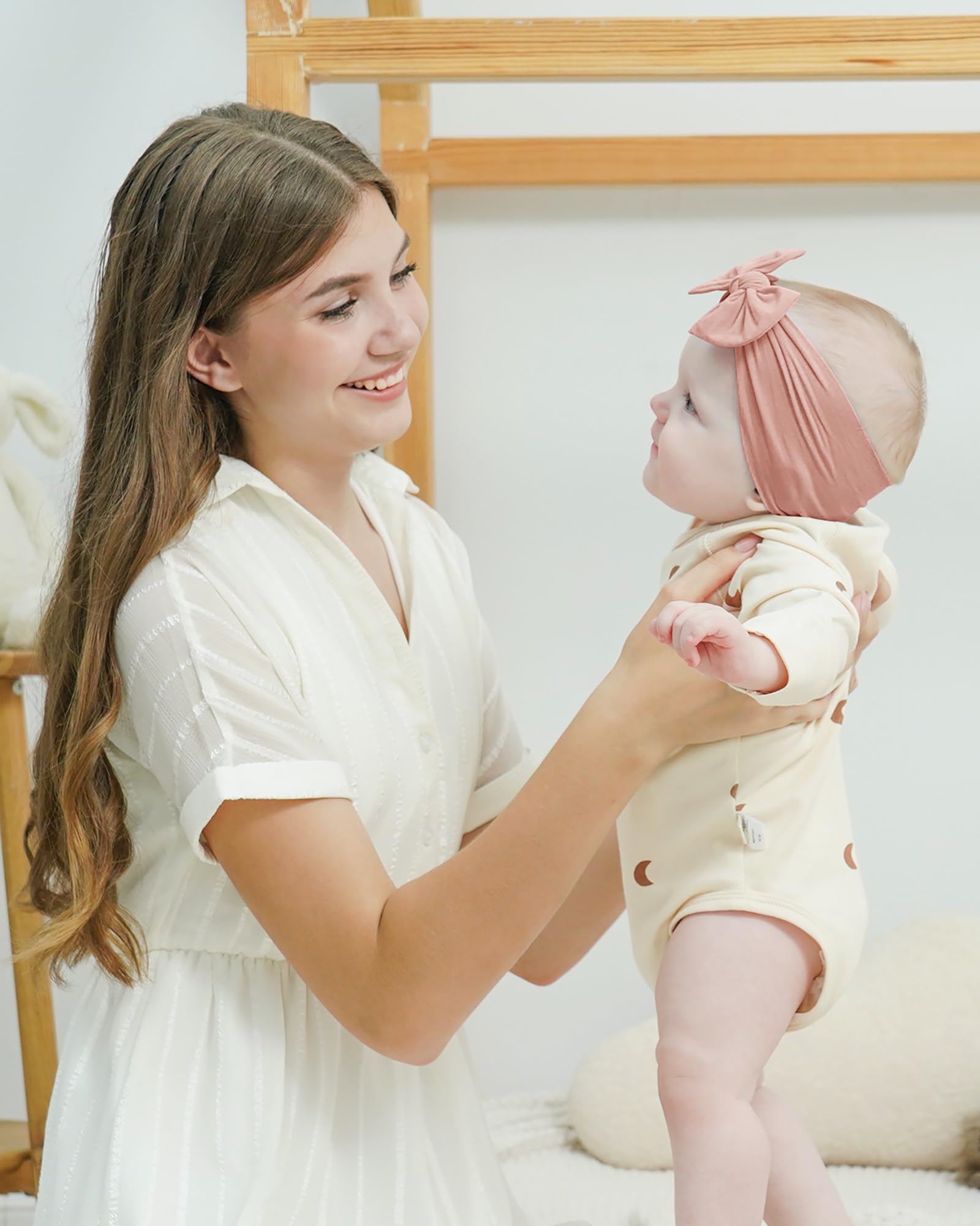 Jollybows 20-color headbands offer versatile outfits and easy mix-and-match.
