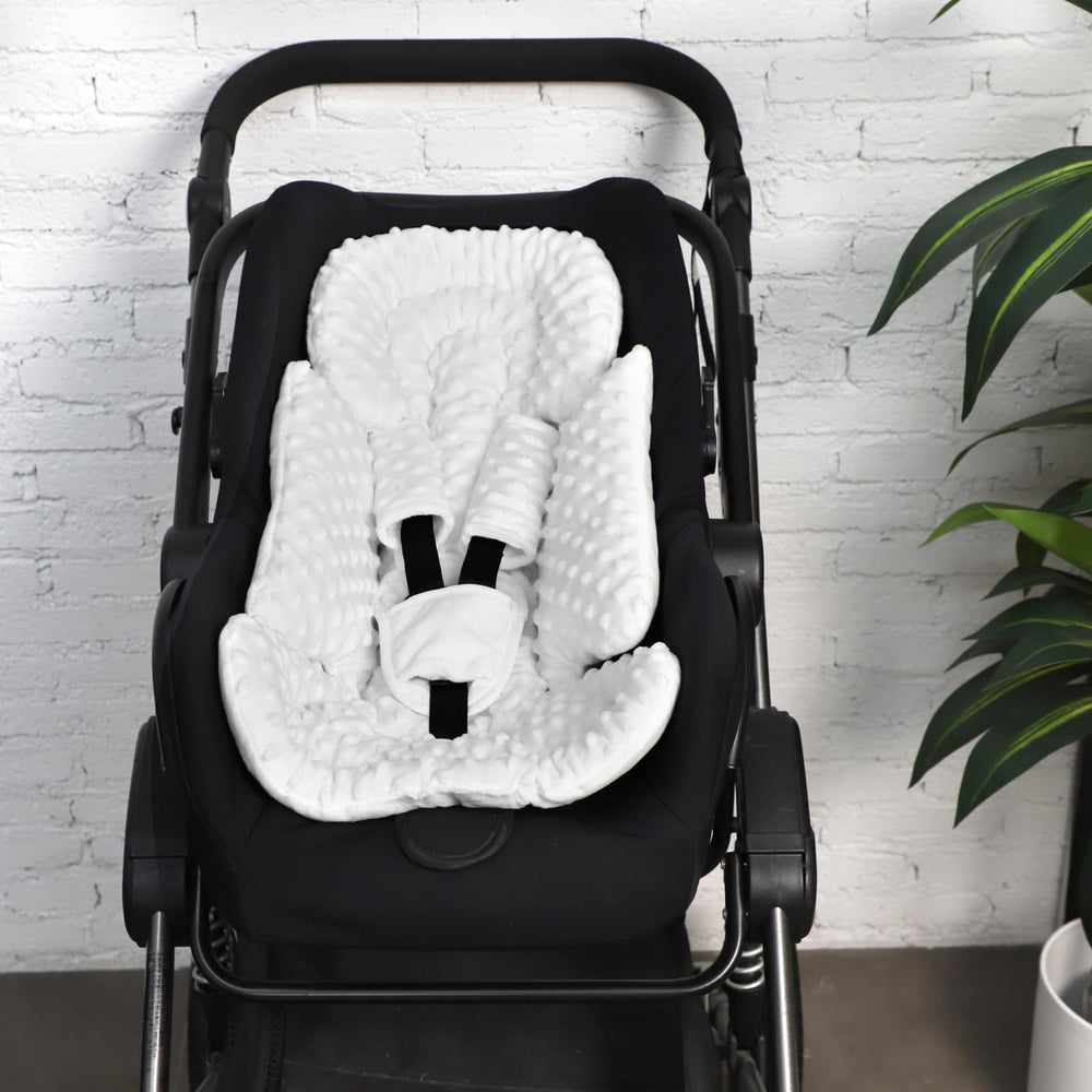 Jundetye harness holes fit 3-5 point systems in strollers.