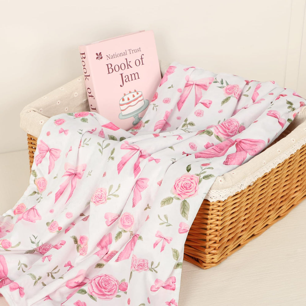 Jundetye pink dotted back adds cozy visual detail.