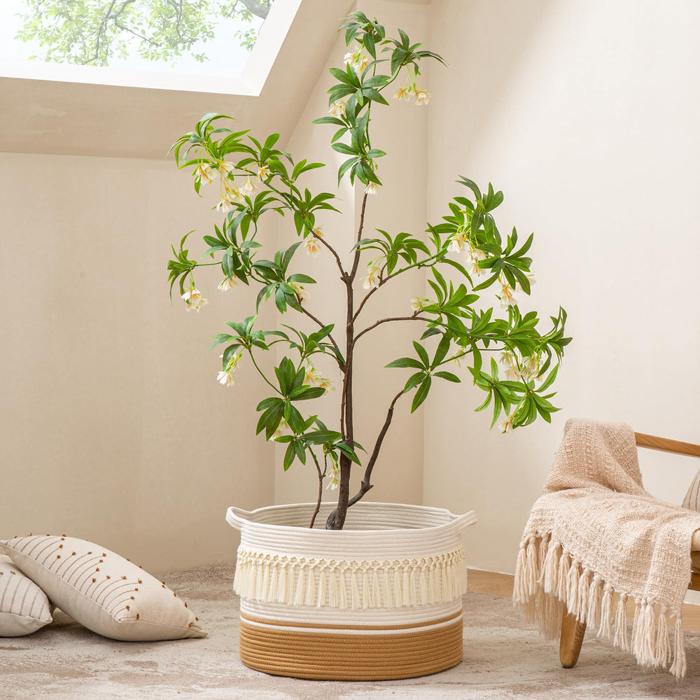KAKAMAY foldable soft basket is easy to store when not in use.