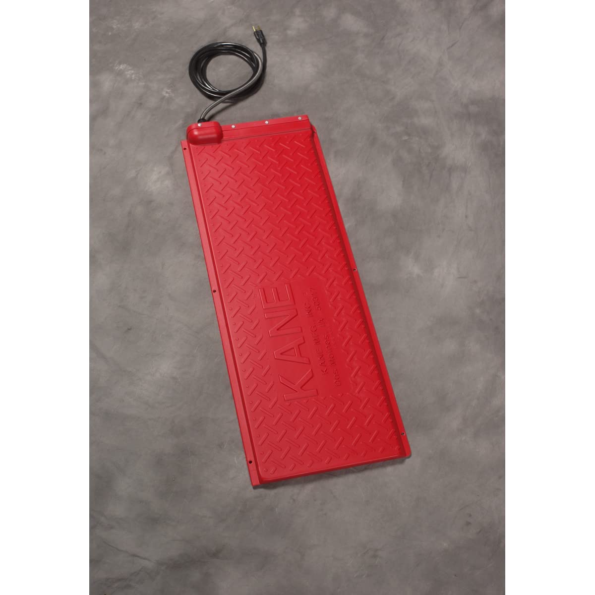 KANE heat mat under piglets helps regulate comfort during resting and feeding times.