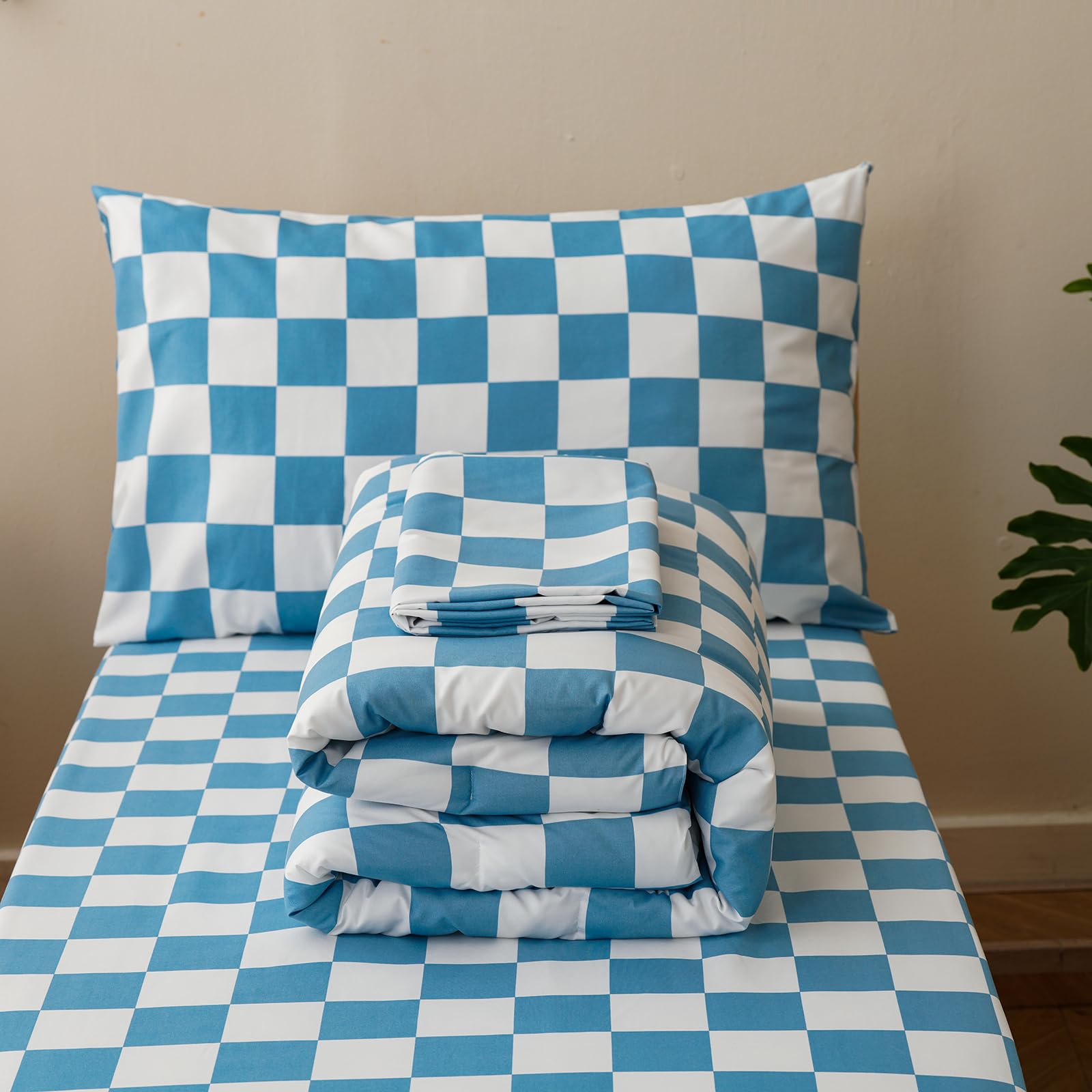 KAREVER Grid pillowcase in blue-white checkered fabric for gentle skin contact