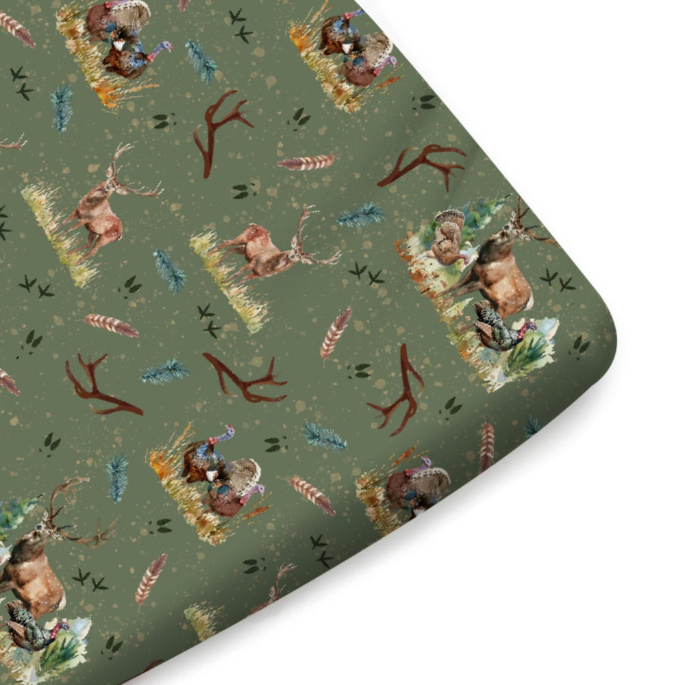 KASTLEE 360-degree elastic band guarantees snug fit on most cribs.