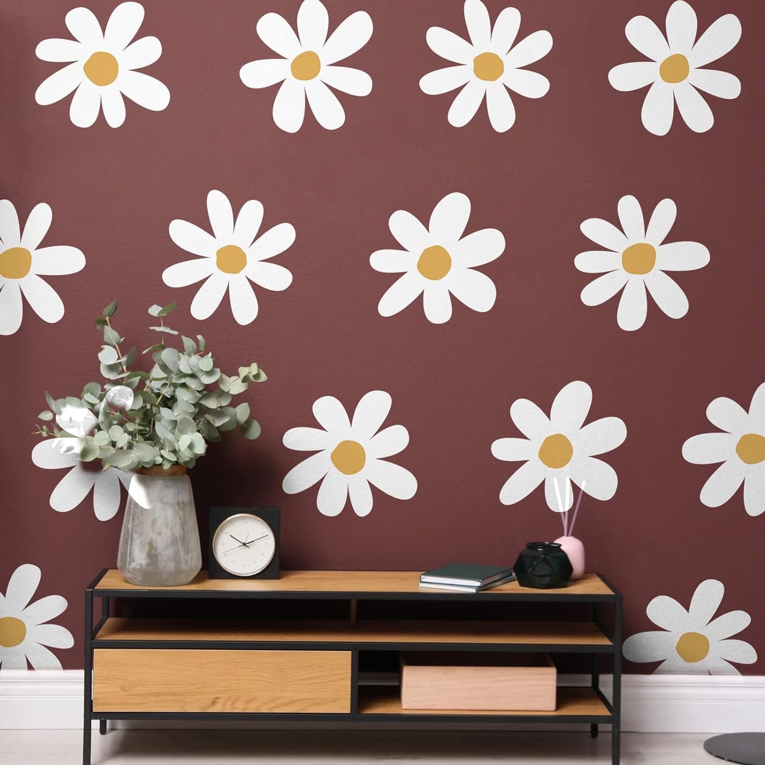 KeLay Fs daisies brighten living spaces with fresh, approachable decor.