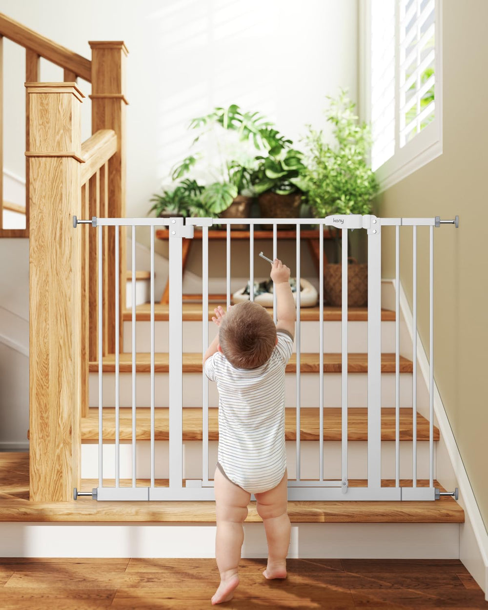 Keny baby gate installed at stairs ensures safe, easy doorway passage.