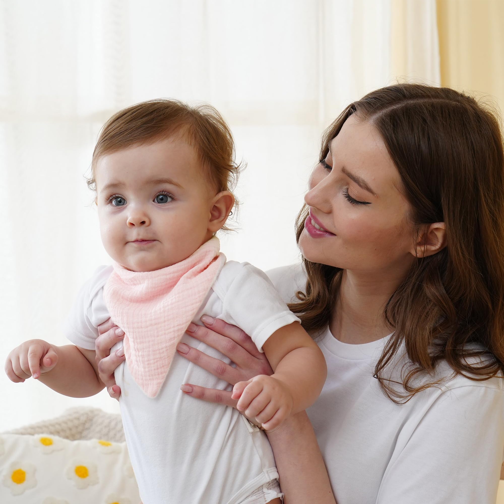 Kewlife Gift Muslin Baby Bibs close-up highlights breathable muslin and quick-dry back