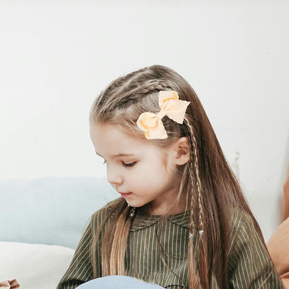 KIDOCHEESE lavender-blue clip complements outfits while staying gentle on hair.