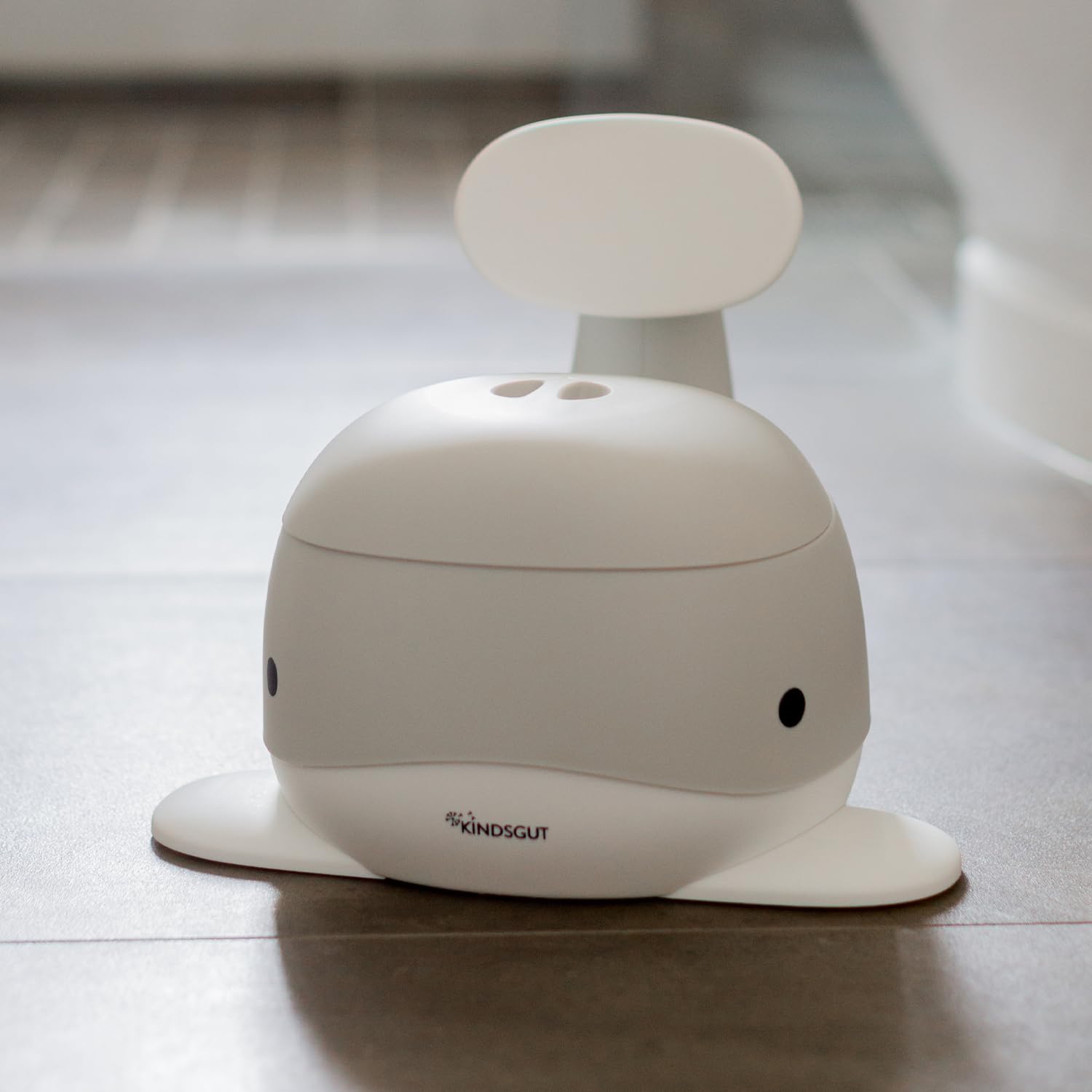 Kindsgut potty backrest provides soft support for toddlers during sits.