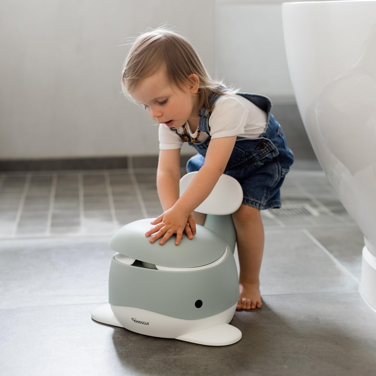 Kindsgut Potty Whale Aquamarine backrest detail highlights ergonomic support.