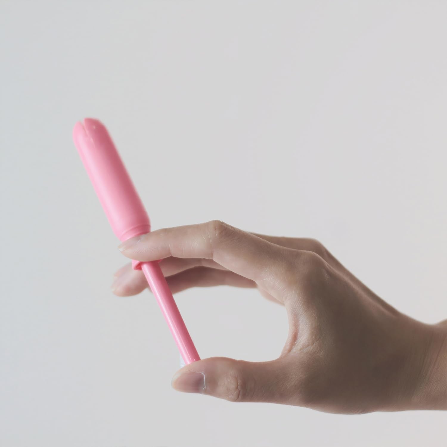 Kinzino tampon applicator demonstrates smooth insertion and reliable protection