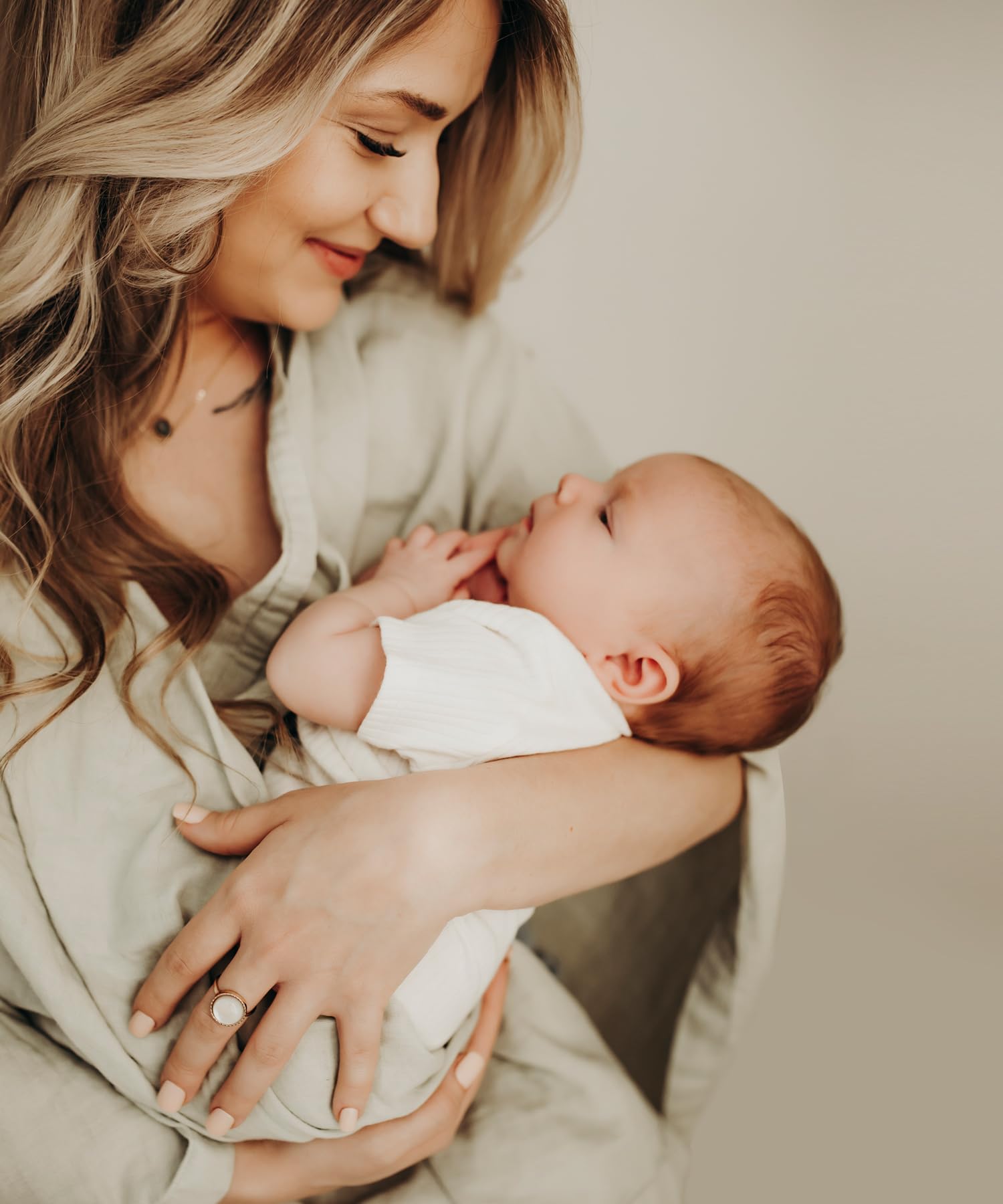 Kishu Baby Indi Sage nursing cover with front opening for discreet feeding on the go.