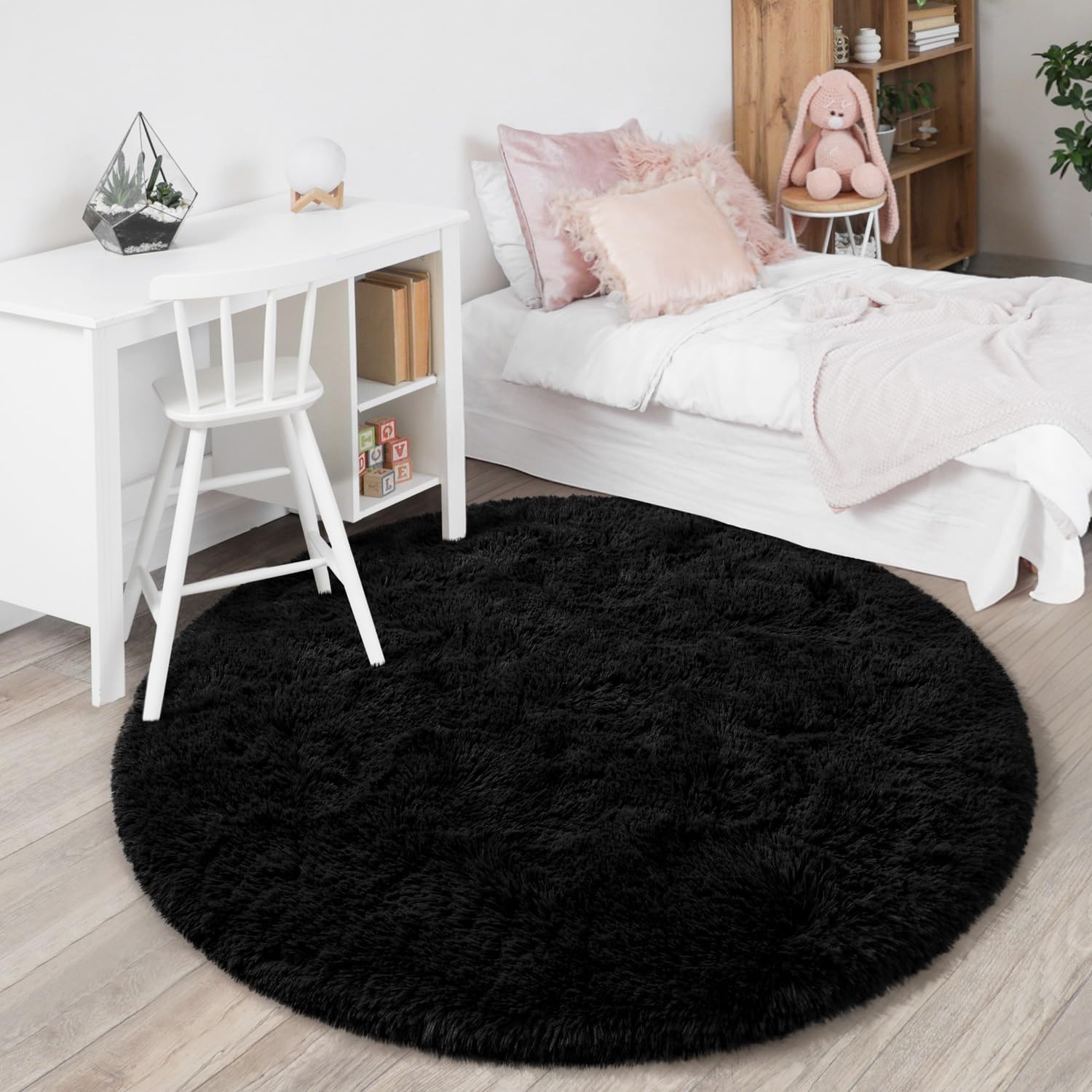 KIXINWA round rug in black; versatile color for modern decor.