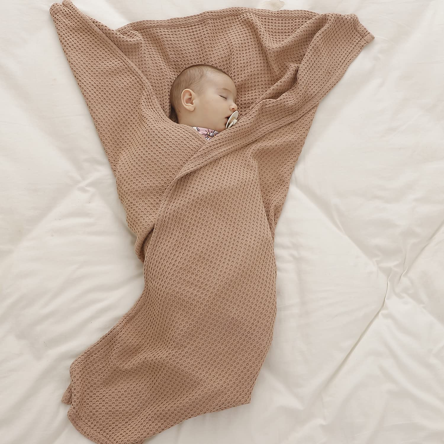 Travel-ready blanket as stroller cover in clay palette
