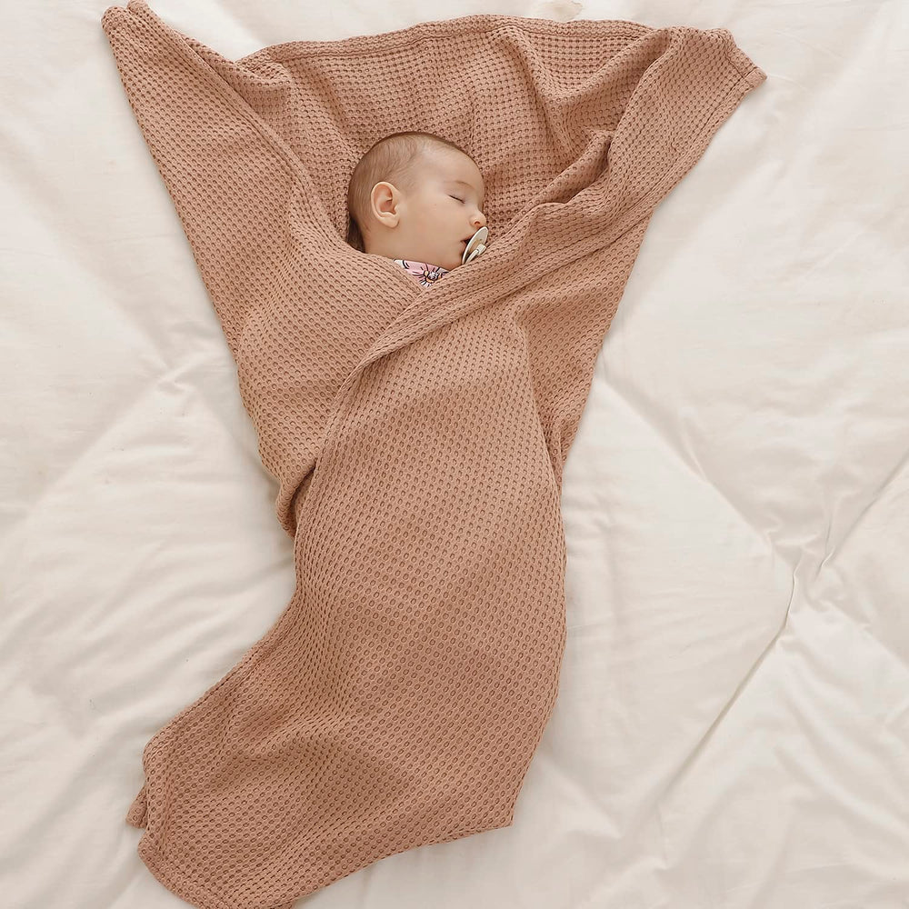 Travel-ready blanket as stroller cover in clay palette