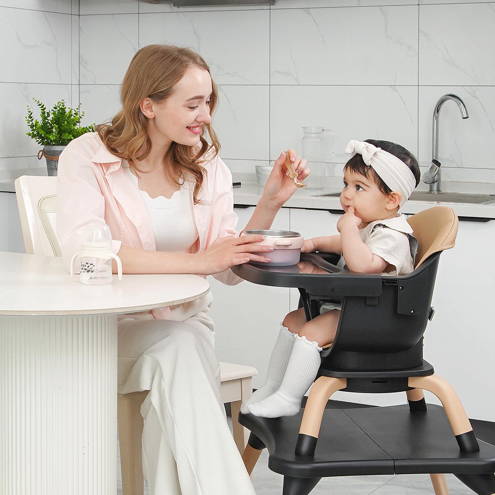 Komcot 360° rotating seat enables access to meals from all sides.