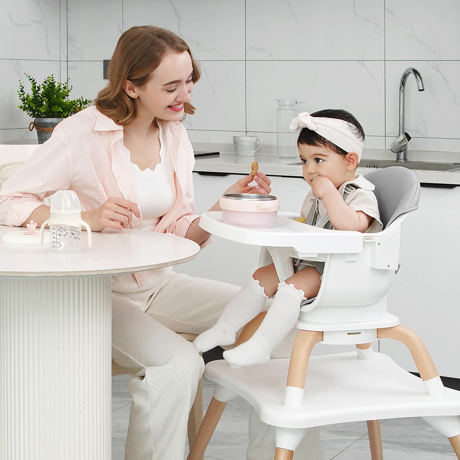 Komcot high chair with 360° rotating seat for easy reach during meals.