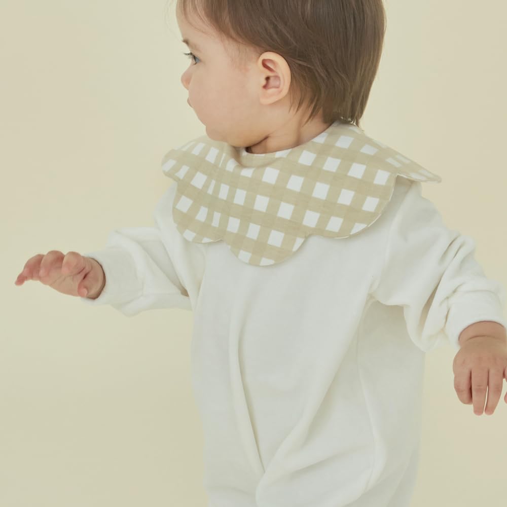 Bib dimensions 32x30 cm with an 8 cm neck opening for comfort.