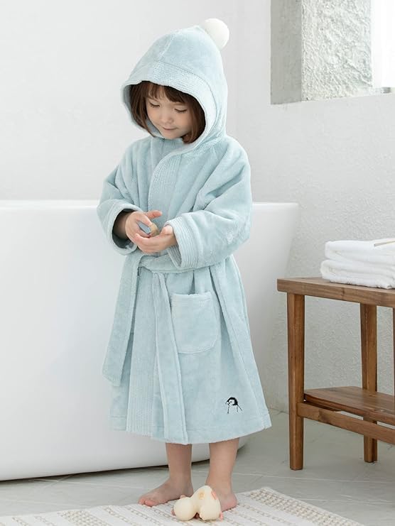 Konny Kids bathrobe travel-ready look supports trips and hotel stays.