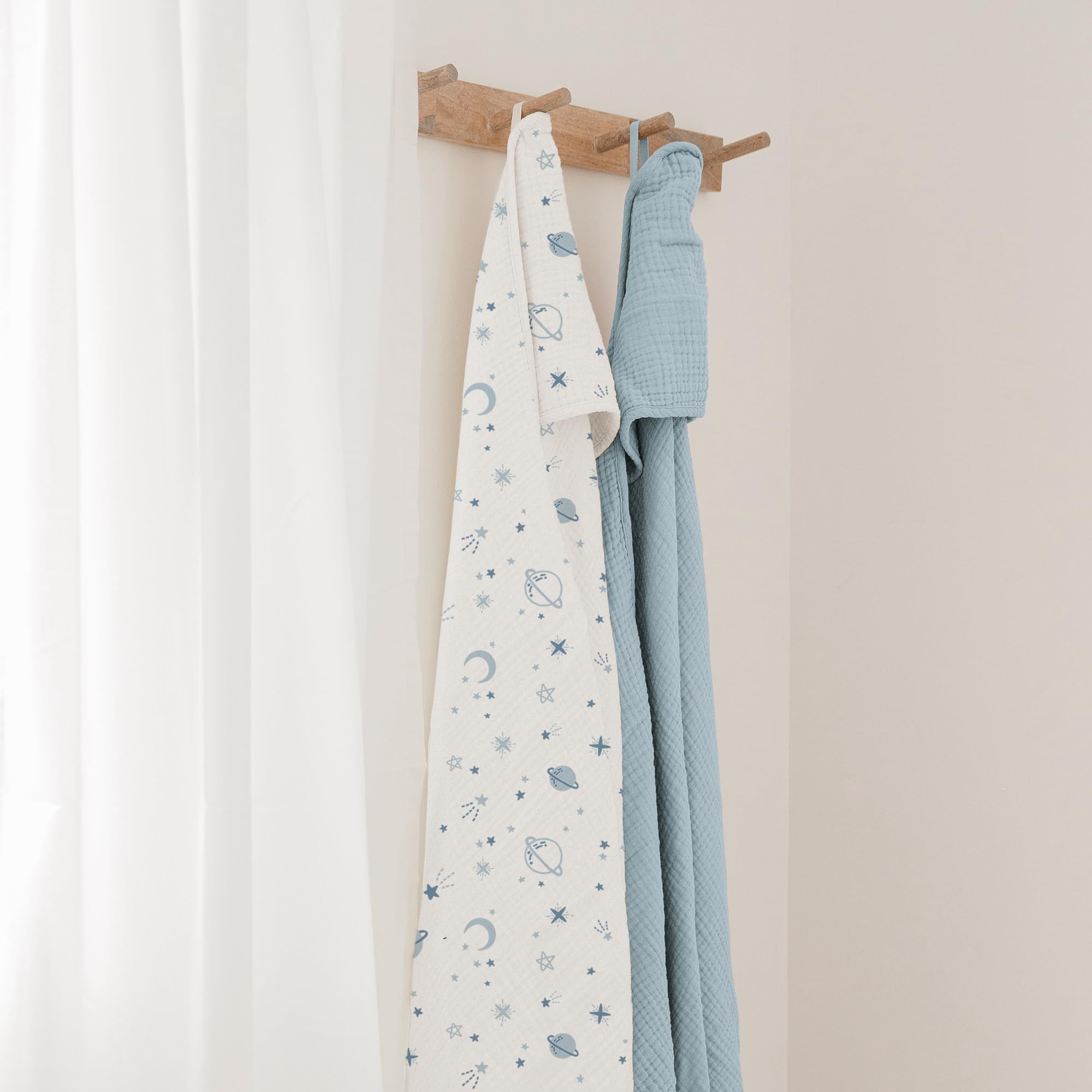 Konssy 32x32 towel size provides cozy wrap for newborns, infants, and toddlers.