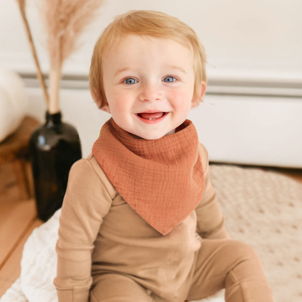 Konssy adjustable bib with nickel-free snaps fits growing babies