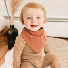 Konssy adjustable bib with nickel-free snaps fits growing babies