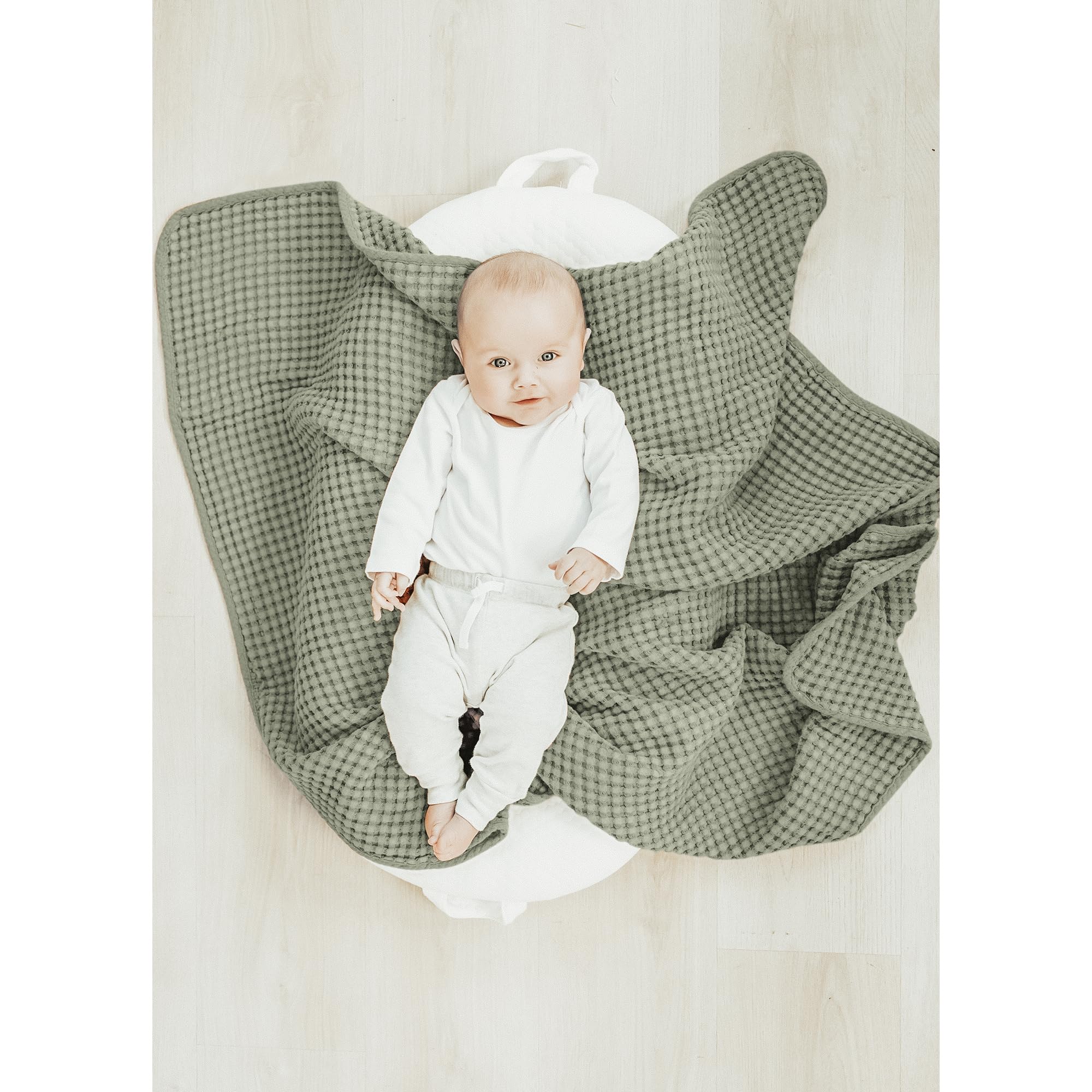 Konssy Amy Green waffle blanket in crib for cozy naps.